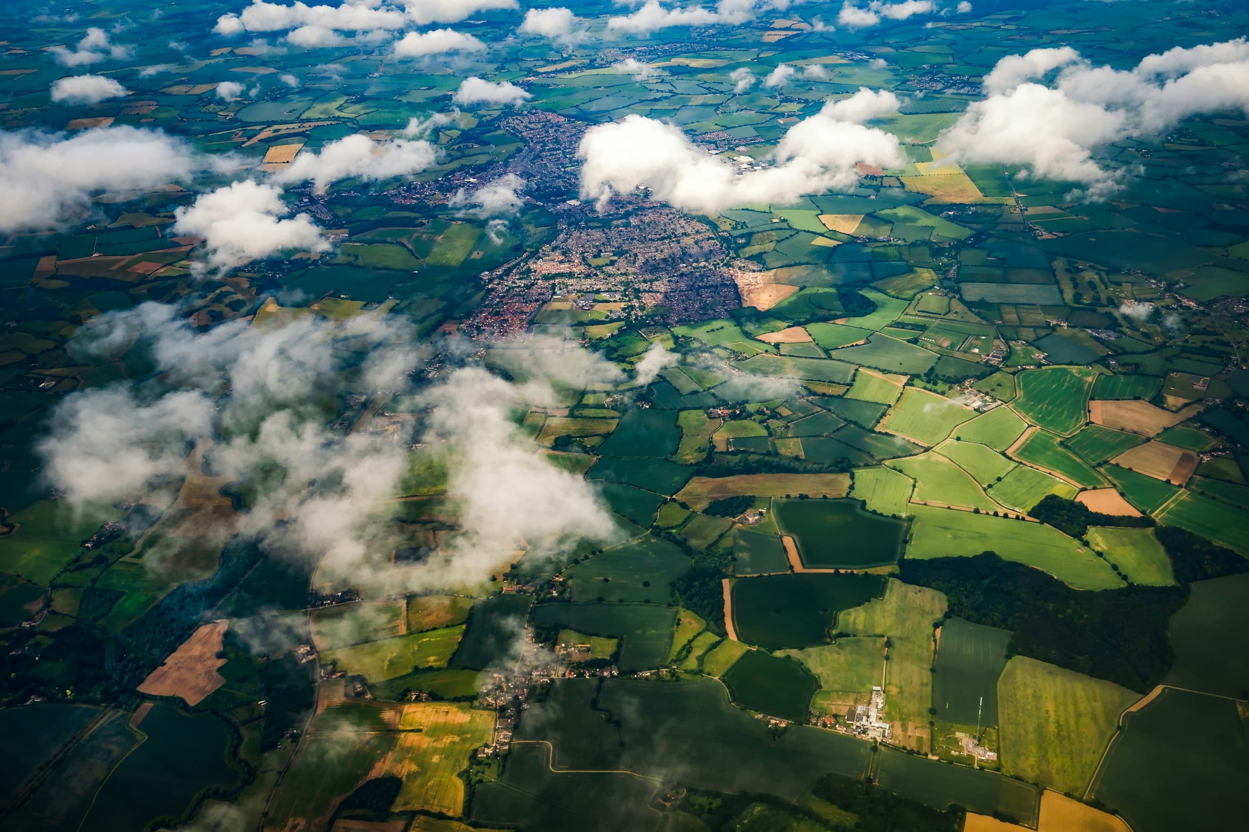 Campo agrícola visto desde el aire con nubes